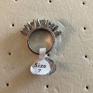 NWT 💍 white gold plated ring 💍size 7